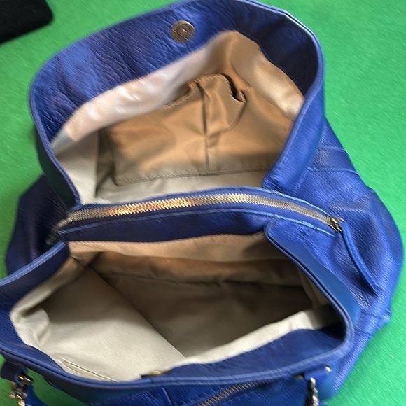 AMERICAN LEATHER CO BLUE SOFT LEATHER TRIPPLE ENTRY BUCKET SHOULDER BAG - Picture 7 of 16